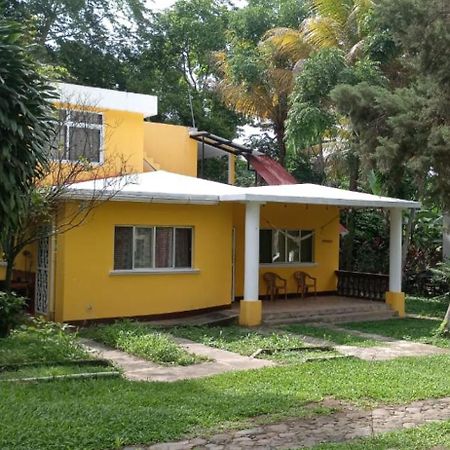 Casa Verónica a 2 kilometros del IRTRA Retalhuleu Exterior foto
