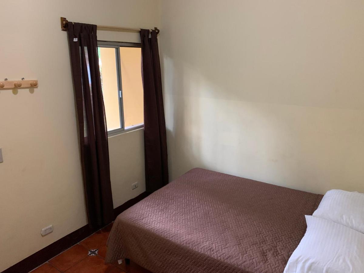Casa Verónica a 2 kilometros del IRTRA Retalhuleu Exterior foto