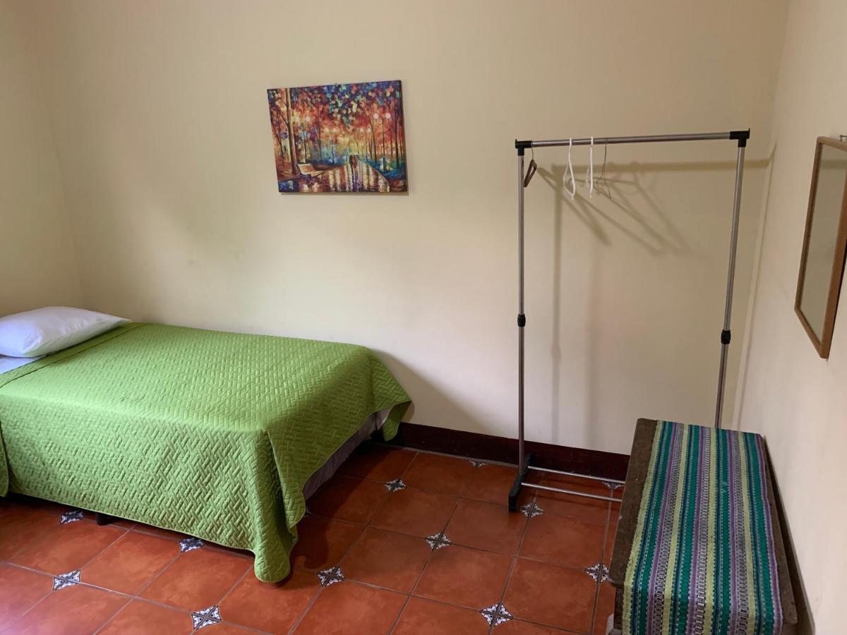 Casa Verónica a 2 kilometros del IRTRA Retalhuleu Exterior foto