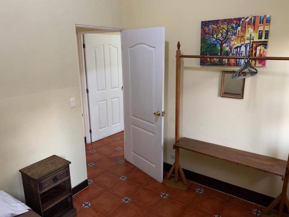 Casa Verónica a 2 kilometros del IRTRA Retalhuleu Exterior foto