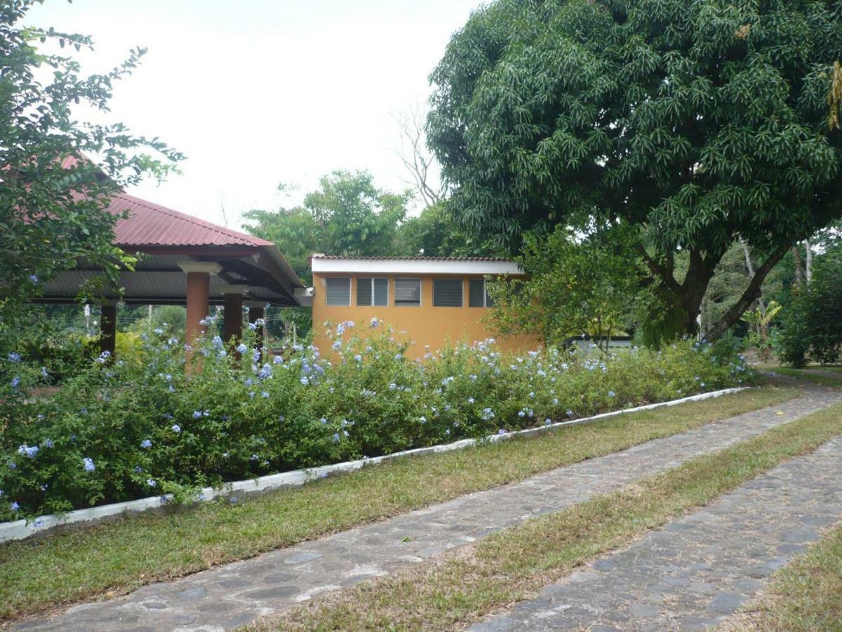 Casa Verónica a 2 kilometros del IRTRA Retalhuleu Exterior foto